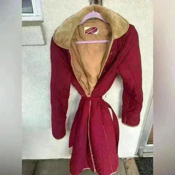 Vintage Fingerhut trench coat. Burgundy and tan. Size 12. Lined. Detachable hood - Picture 4 of 12